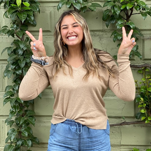 Meet your Posher, Nicole - Picture 3 of 3